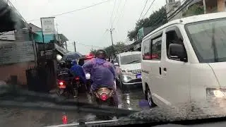 Antar anak sekolah di musim hujan, jarak 2 km bisa di tempuh 1 jam lebih karena Macet