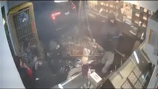 Thieves crash into jewelry store in Canada