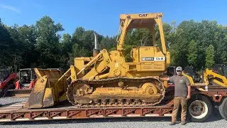 Peterbilt hauling 955l Cat loader