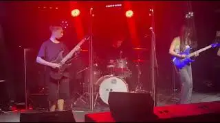 Мой друг играет numb на электрухе