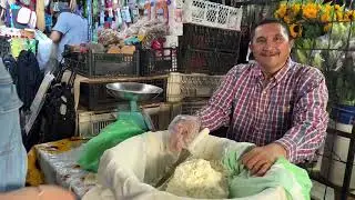 En San Miguel este senor vende el mejor Queso 😋😋😋