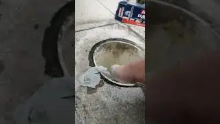 como aperto parafuso do vaso sanitário, solto, folgado, sem aperto e com mal cheiro.