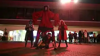 King's Island, Haunt 2022. Sliders doing their thing with Overlord and his ladies.