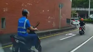 澳門電單車短命種只准左轉車道盲過實線偷雞直行BY Anthoy
