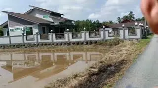 Along dengan Adik naik motor ronda2 kampung.
