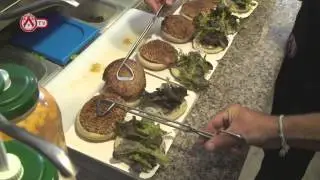 KV Kortrijk // Hein verwent abonnees met gratis VeeKaa-burger. 2013-2014
