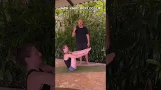 Растяните подколенные сухожилия. Поза горячей йоги с вытянутыми руками и ногами #шорты