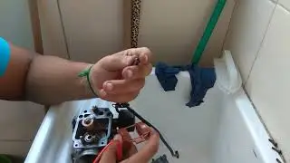 Nx400 Falcon vazando gasolina pelo carburador.