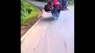 Как ездять в индии на мотоцикле!