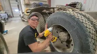 Dewalt DCF900 Impact 1/2 дюйма против Dewalt DCF897 Impact 3/4 дюйма. Полевые испытания на полуколесах!