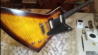 Gibson E2 CMT Explorer 1981 года, реставрация. Корпус Tobacco Burst 5A из волнистого клёна и гонд...