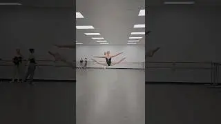 They're FLYING 🤩 Ballet Leaps #ballet #shorts