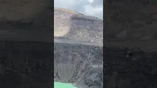 I threw a rock into this volcano 🇸🇻