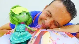 V&iacute;deo para ni&ntilde;as. Juegos para ni&ntilde;os. Una m&aacute;scara para mu&ntilde;eca Meticulosa