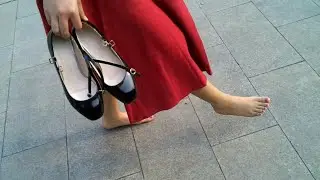 Jinqi took off her shoes and walked barefoot to show off her new pretty toenails