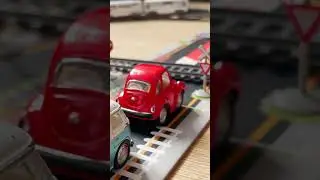 Необычный скорый поезд и железная дорога, летящий  игрушечный и настоящий поезд