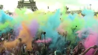 Paris goes technicolour as 'Colour Run' 2016 takes place