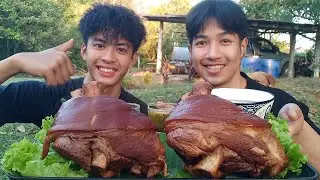 กินขาหมูพะโล้ ขาใหญ่ๆคนละขางานนี้มีอิ่มมีจุก.