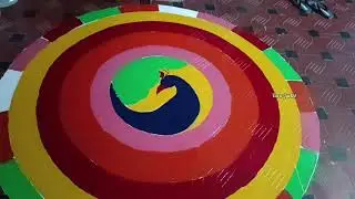 ранголи, выполненные эмалевой краской в ​​виде павлина.