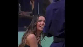 Dania le cuenta un chisme a Manelyk de Caramelo
