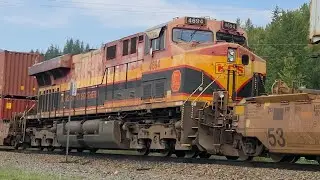 Canadian Pacific/Kansas City 8628 &8739 &4755 komt met een dikke container trein langs overweg in🇨🇦