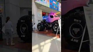 HUGE MONSTER JAM SPARKLE SMASH MONSTER TRUCK AT THE NY TOY FAIR 2025!