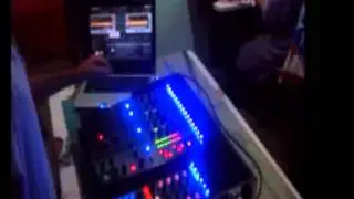 DJ Jonathan F&aacute;bio tocando com Mixer Djx 750, Kontrol x1 e Traktor Pro