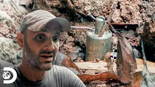 Granada explosiva se interpone en el camino | Ed Stafford al Extremo | Discovery Latinoam&eacute;rica