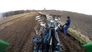 Orka zakamienionego pola- pokaz pracy pługa Rabe z zabezpieczeniami sprężynowymi non stop