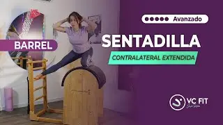 Pilates Barrel – Sentadilla con pierna contralateral extendida | VC Fit Studio Pilates
