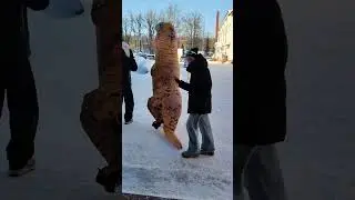 Попался на пути смешной динозавр, там когда он выйдет на улицу будит очень смешно