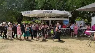 Schützenfest 2023 in Otti-Botti. Einmarsch ins Festzelt zum Frühschoppen.
