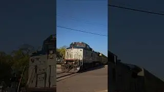 Horn Salute + Conductor Wave! Amtrak Borealis Arrives in La Crosse, WI 🚆👋