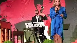 Marita Taavitsainen  Suudelmia ja shampanjaa