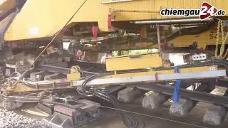 Monster-Maschine erneuert Gleisbett zwischen Prien und &Uuml;bersee