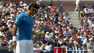 Roger Federer smashes passing shot vs. Nikolay Davydenko at 2006 US Open