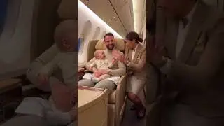 Ребенок пригласил стюардессу на танец, и она действительно согласилась!