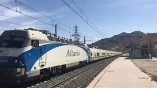 Locomotora 252-070 decoraci&oacute;n (Grandes l&iacute;neas RENFE) con Talgo 7 decoraci&oacute;n Pantone