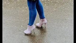 High Heels Ankleboots Wildleder laufen auf dem Fahrradweg