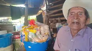 Otro abuelito recibe su canasta navide&ntilde;a 