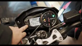 Setting the custom rider mode on Street Triple R