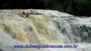 Caiaque descendo corredeiras