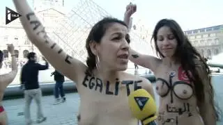 Des féministes arabes nues au pied  du Louvre