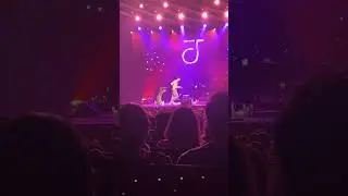 Jacob Collier masterfully leads the crowd at the Kravis center