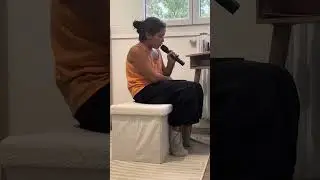 Petite fille qui chante