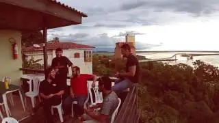 Monop&oacute;lio - sentado no bar