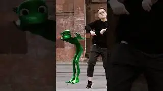 Alien 👽 Green dancing with girl | Dame tu Cosita #greenaliendancechallenge #aliendance #aliengreen