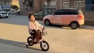 闺女学骑自行车，半个小时能跑又能骑，这学习速度把她爹都看懵了【你好仲文】