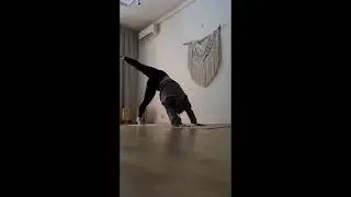 Good morning flow at Home in yoga. Vasastan. Stockholm. www.homeinyoga.com @homeinyoga