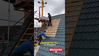 Эффективный монтаж черепицы с использованием подъёмной системы | Обучающее видео по строительству